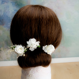 Ekskluzywne ślubne kwiatowe ozdoby do włosów biel1