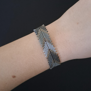 Elegancka Szara Bransoletka "Silver Chevron" z Koralików
