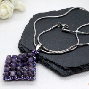 elegancki wisiorek z koralików ametystu