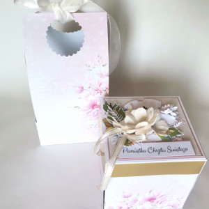 Eleganckie pudełko upominek by wręczyć pieniądze