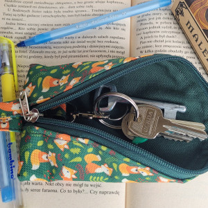 Etui na klucze: liski na zielonym