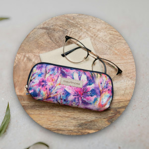 Etui na okulary w różowo-fioletowe w kwiaty