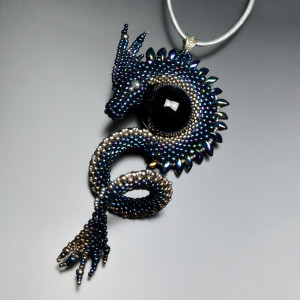 Fenrann, wisior ze smokiem, beading