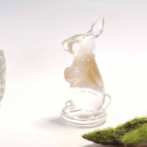 Figurka królika z sierścią zwierząt