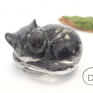 Figurka śpiący kotek z sierścią zwierząt