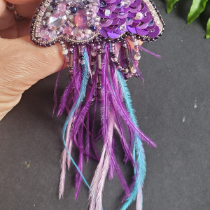 "Fioletowa Meduza" broszka koralikowa z piórami i cekinami