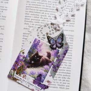 Fioletowa zakładka do książki, czarny kotek, lawendą, motyle, łąka
