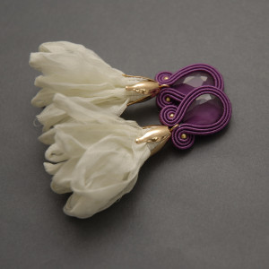 fioletowo-białe kolczyki / klipsy sutasz z kwiatkiem 1