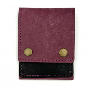 Fioletowy portfel skórzany ręcznie uszyty na karty.