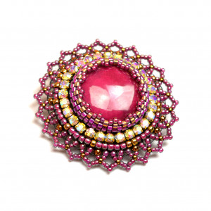 Fleur magenta, broszka z jadeitem, beading, haft koralikowy