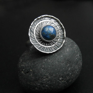 Flow in the Now -srebrny regulowany pierścionek z lapis lazuli