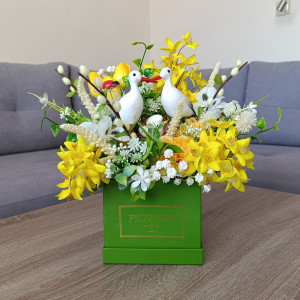 Flowerbox z bocianami. Kompozycja kwiatowa do domu. Dekoracja wnętrz