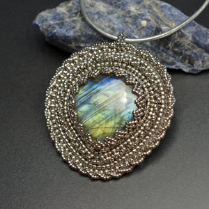 Forn, wisior z labradorytem, haft koralikowy