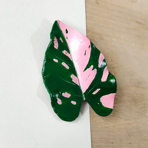 Gliniana broszka liść Philodendron Pink Princess