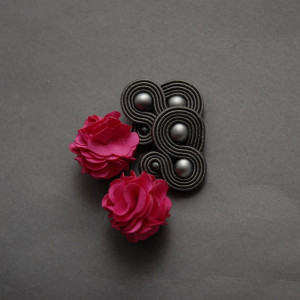 grafitowo-fuksjowe kolczyki / klipsy sutasz z kwiatkiem