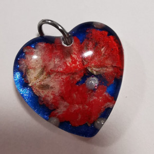 Granatowa zawieszka z gipsówką