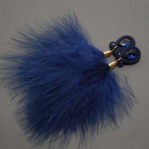 granatowe kolczyki / klipsy sutasz z piórami 1