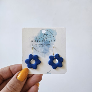 Granatowe kwiaty na kółku