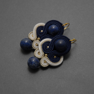 granatowo-białe kolczyki lub klipsy sutasz z chryzokolą