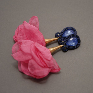 granatowo-fuksjowe kolczyki / klipsy sutasz z kwiatkiem