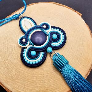 Granatowo-turkusowi wisior sutasz z chwostem