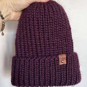 Gruba wełniana czapka oversize z bardzo szerokim wywinięciem-burgund