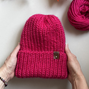 Gruba wełniana czapka oversize z bardzo szerokim wywinięciem-magenta