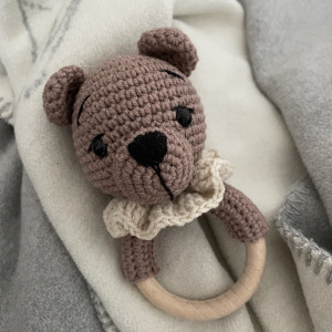 Grzechotka miś. Prezent dla dziecka, maskotki na szydełku