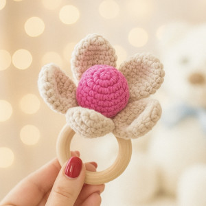 Grzechotka na szydełku kwiat