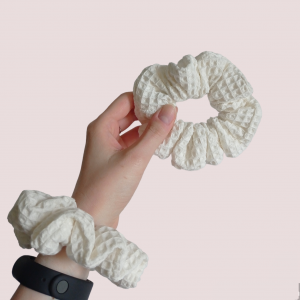 Gumka do włosów scrunchie wafelek kremowa biel