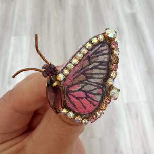 Haftowana broszka motyl