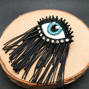 Haftowana broszka oko 2