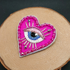 Haftowana broszka- serce z  okiem