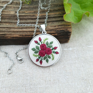 Haftowany medalion kwiatowy - burgundowy