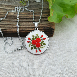 Haftowany medalion kwiatowy - czerwony