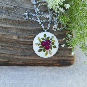 Haftowany medalion kwiatowy - fuksja