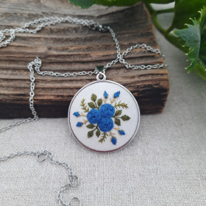 Haftowany medalion kwiatowy - niebieski