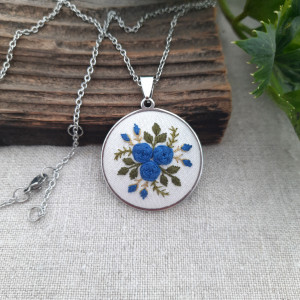 Haftowany medalion kwiatowy - niebieski II