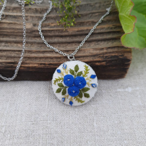 Haftowany medalion kwiatowy - niebieski ze srebrną nitką