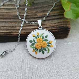 Haftowany medalion kwiatowy - żółty