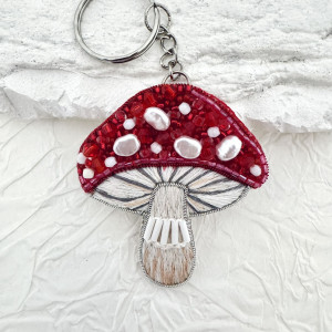 Haftowany ręcznie brelok muchomor
