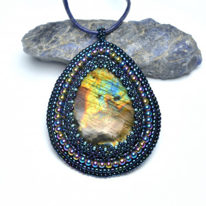 Iluve - Space III, wisior z labradorytem, haft koralikowy