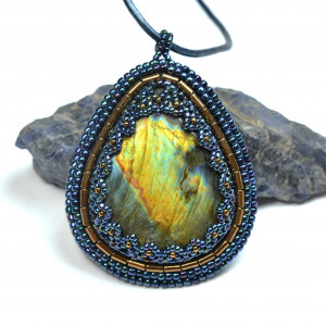 Iluve - Space IV, wisior z labradorytem, haft koralikowy