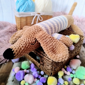 Jamnik na szydełku ręcznie robiony piesek