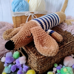 Jamnik na szydełku ręcznie robiony piesek szydełkowy