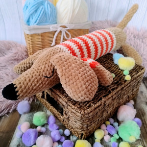 Jamnik na szydełku szydełkowy piesek maskotka