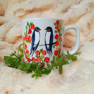 Jaskółki i róże ręcznie malowany kubek 270 ml.