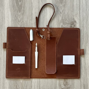 Jasno-brązowa okładka, notes skórzany formatu A 5.