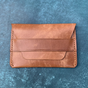 Jasno-brązowy portfel ze skóry ręcznie uszyty.