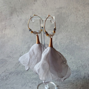 Jasnoszare kolczyki z szyfonowymi kwiatkami